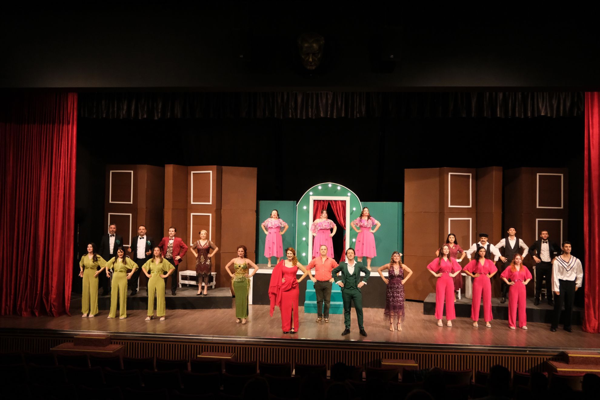 Sahne Tozu | HİSSELİ HARİKALAR KUMPANYASI için detayları göster