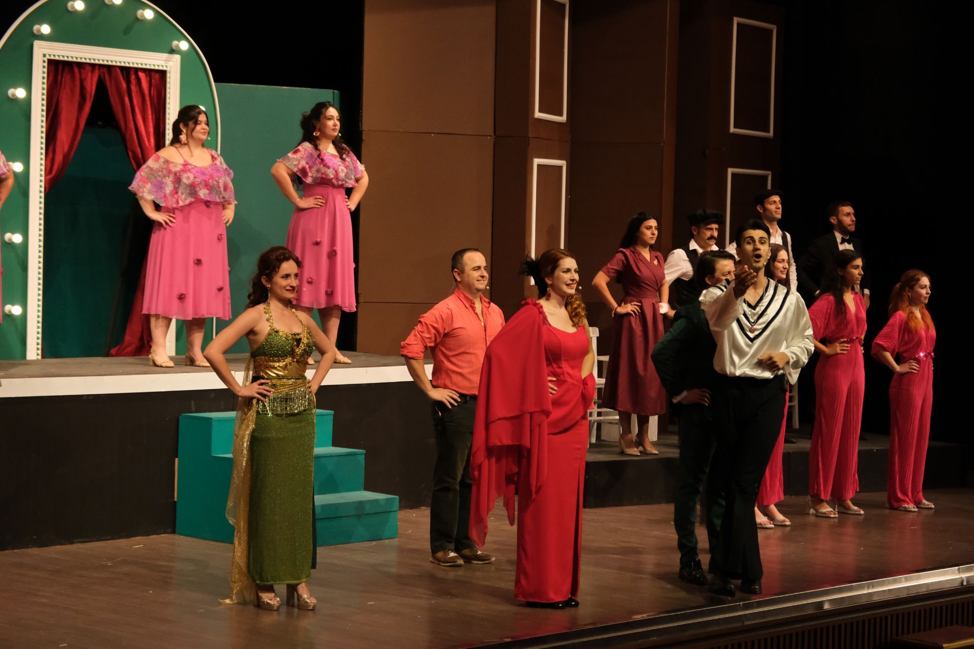 Sahne Tozu | HİSSELİ HARİKALAR KUMPANYASI için detayları göster