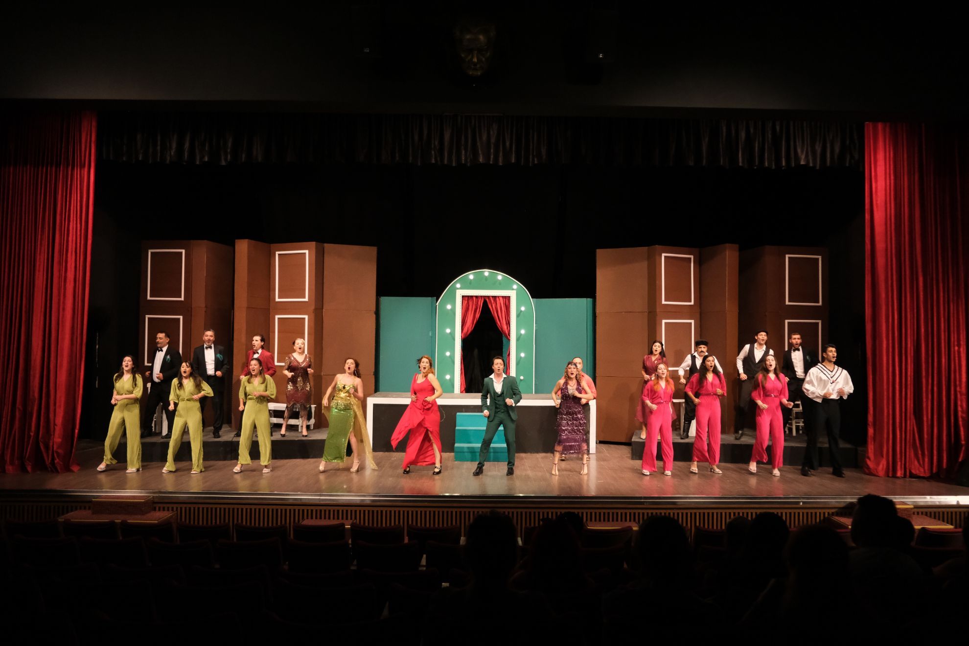 Sahne Tozu | HİSSELİ HARİKALAR KUMPANYASI için detayları göster