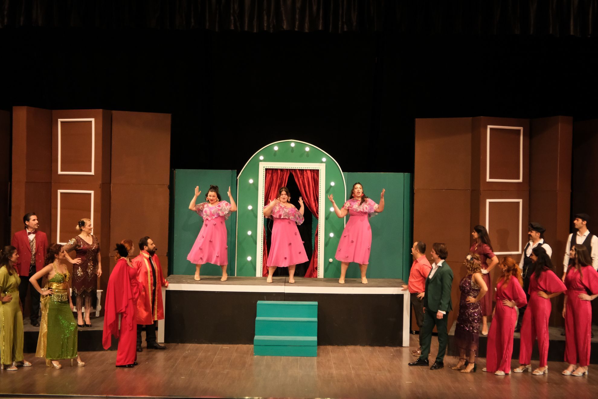 Sahne Tozu | HİSSELİ HARİKALAR KUMPANYASI için detayları göster