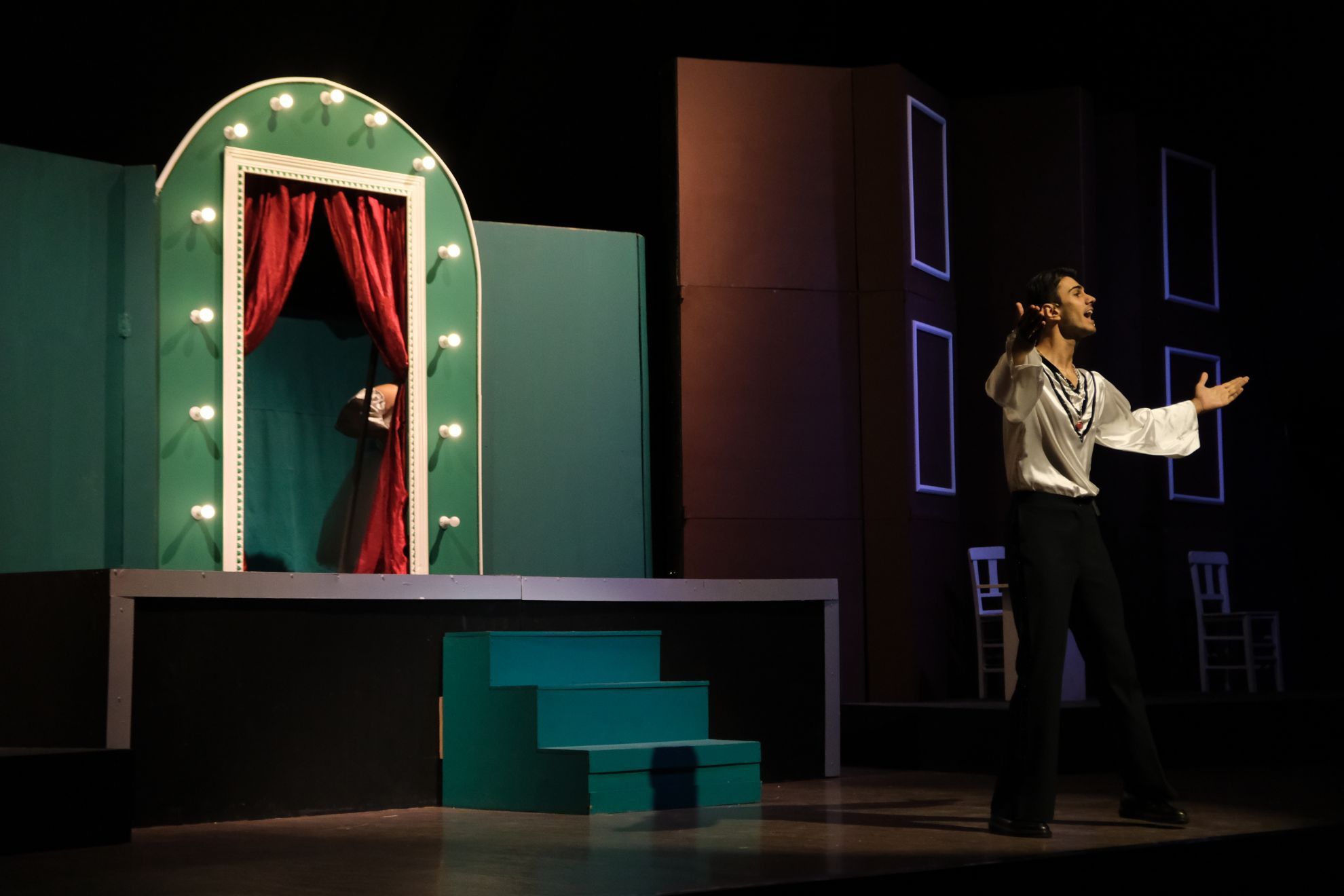 Sahne Tozu | HİSSELİ HARİKALAR KUMPANYASI için detayları göster