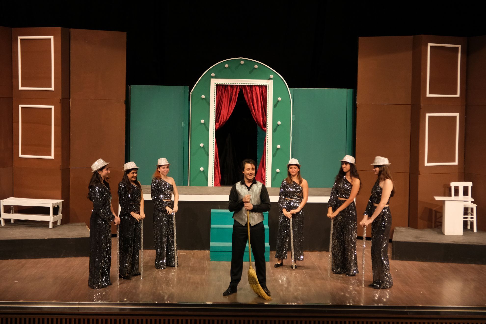 Sahne Tozu | HİSSELİ HARİKALAR KUMPANYASI için detayları göster