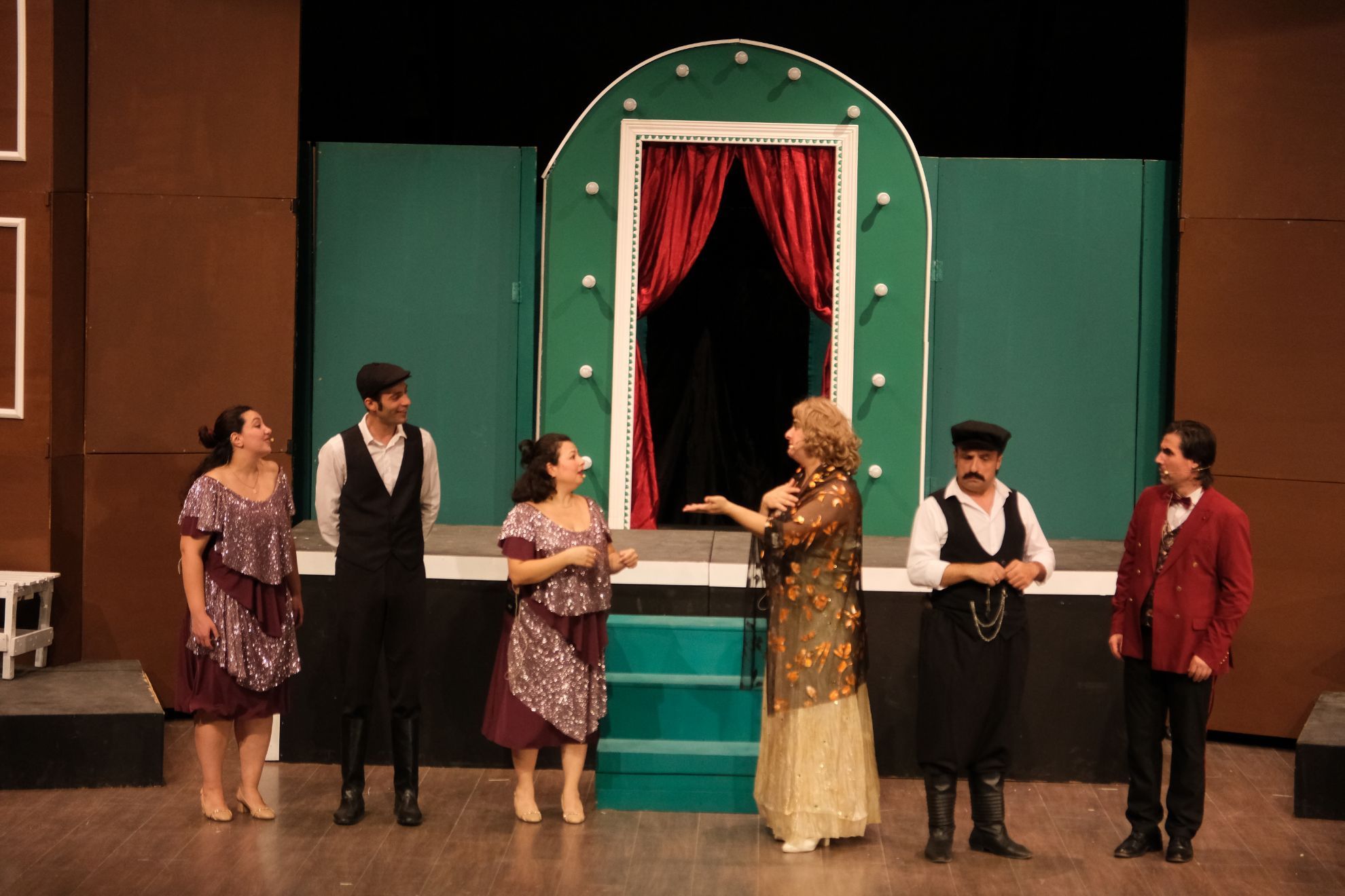 Sahne Tozu | HİSSELİ HARİKALAR KUMPANYASI için detayları göster