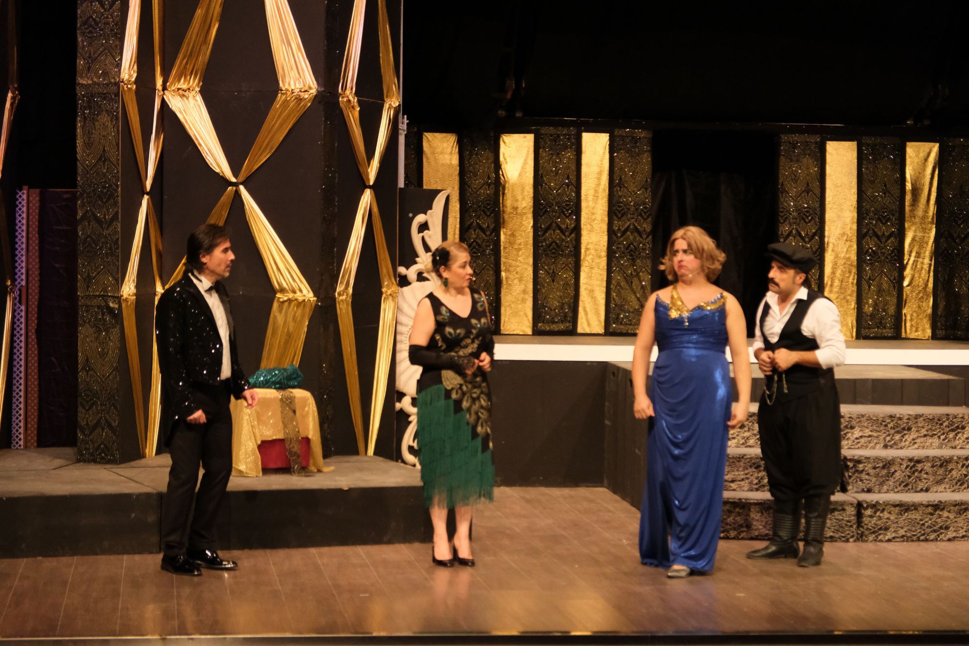 Sahne Tozu | HİSSELİ HARİKALAR KUMPANYASI için detayları göster