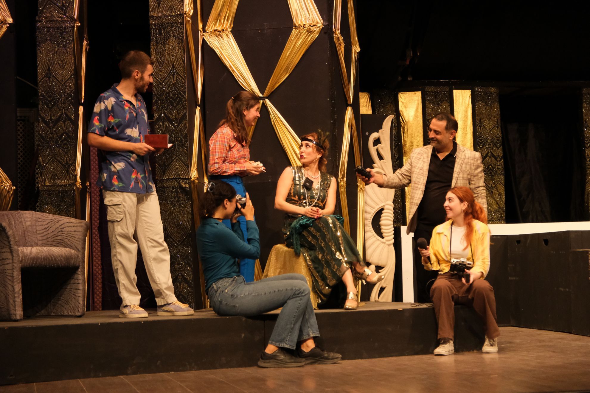 Sahne Tozu | HİSSELİ HARİKALAR KUMPANYASI için detayları göster