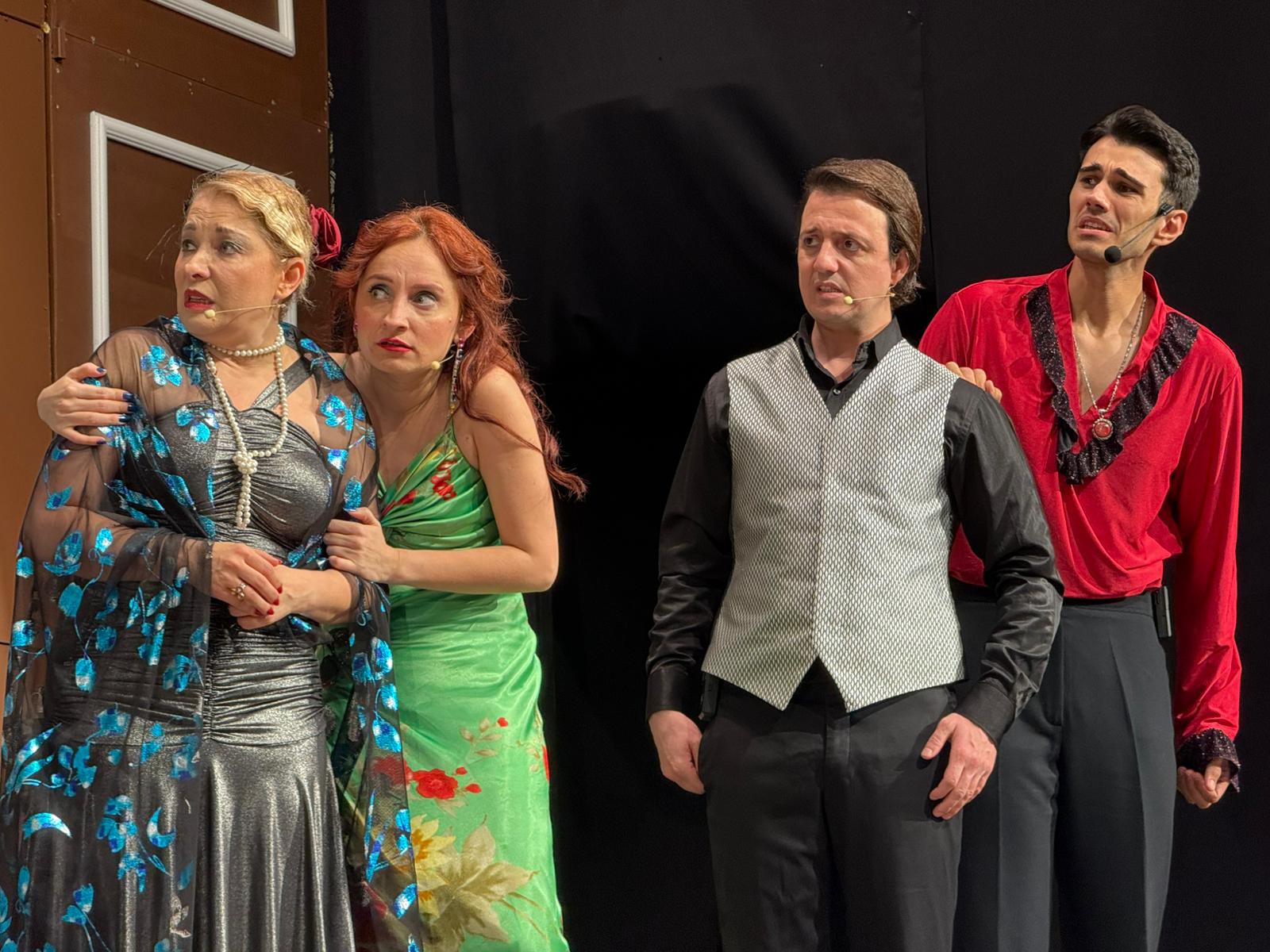 Sahne Tozu | Haber - HİSSELİ HARİKALAR KUMPANYASI İZMİR'DE BİR FENOMENE DÖNÜŞTÜ